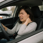 交通事故で追突され首がむち打ちした女性